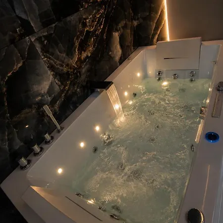 Designer House With Jacuzzi & Terrace 니스