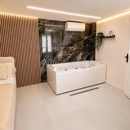 Designer House With Jacuzzi & Terrace * 니스